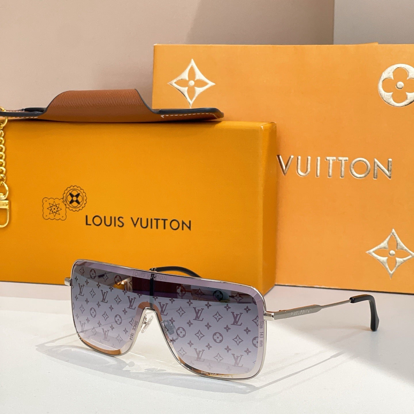 Latest one-piece lens sunglasses, essential for travel.