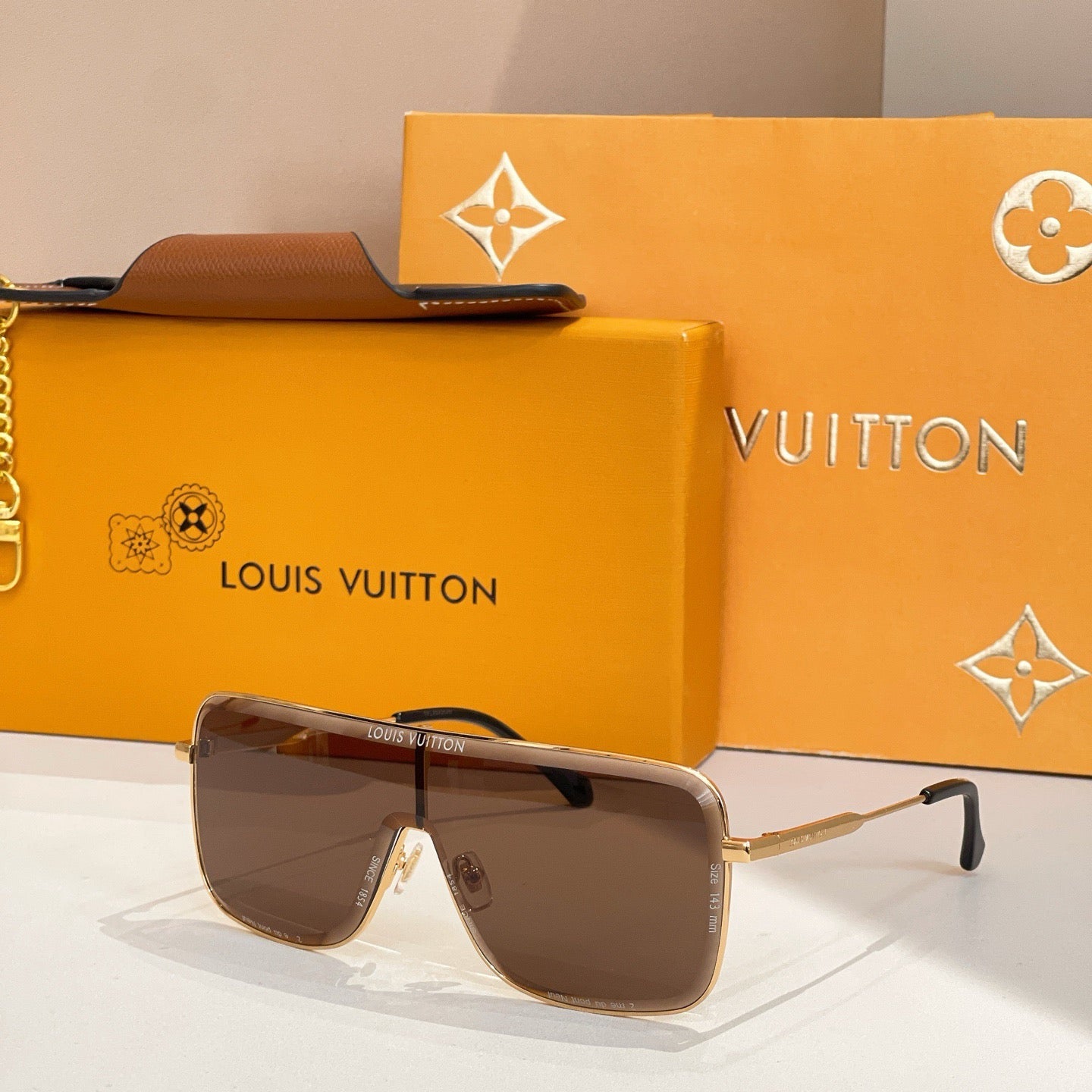 Latest one-piece lens sunglasses, essential for travel.