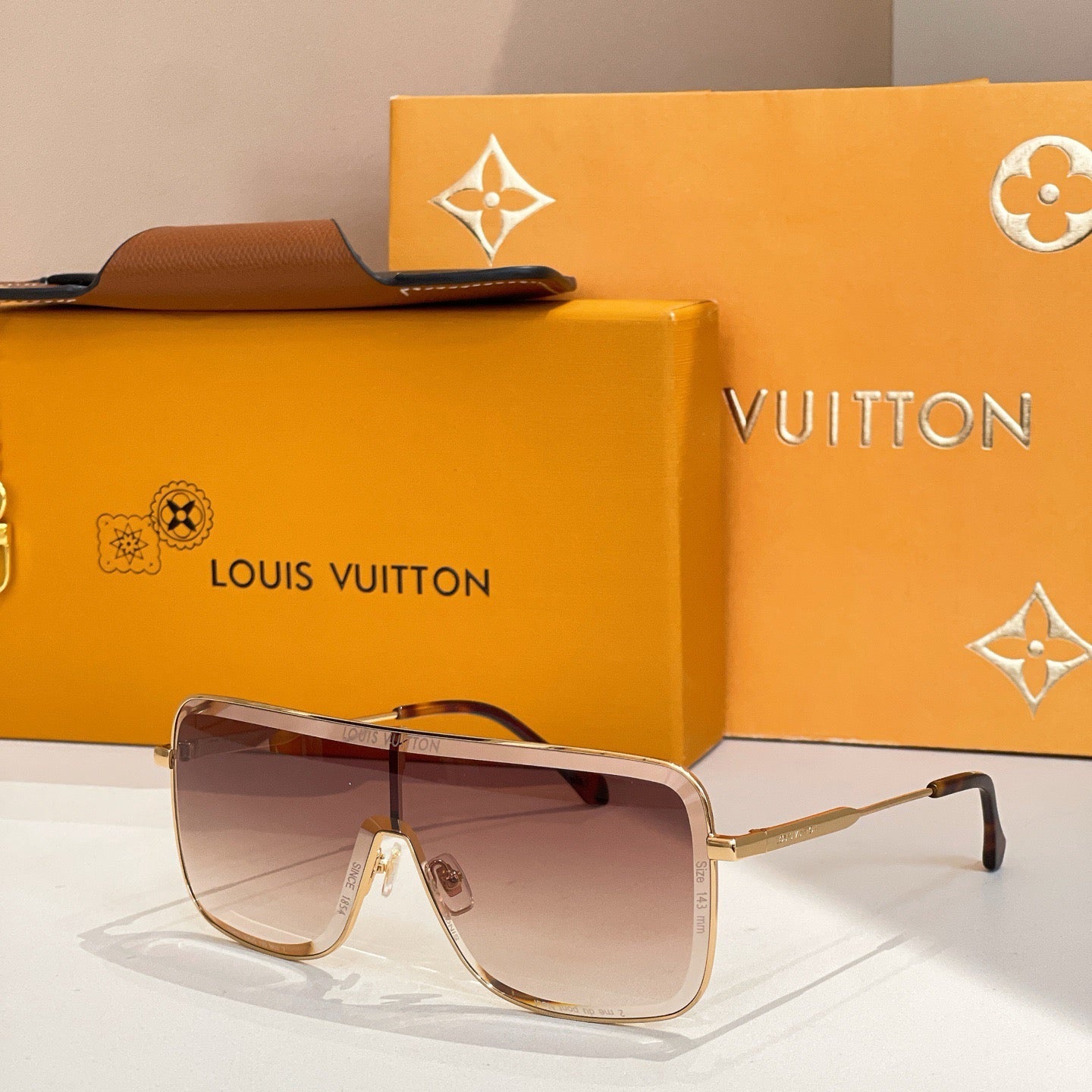 Latest one-piece lens sunglasses, essential for travel.